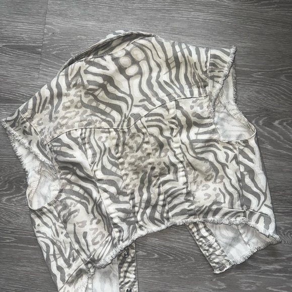 Sleeveless Zebra Print Button-Up vest - Picture 2 of 2